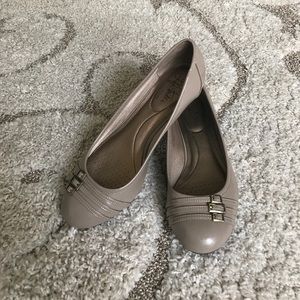 Life Stride tan flats
